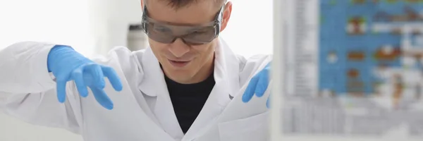 Medewerker van de scheikundige chemisch laboratorium — Stockfoto