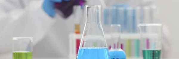 Um químico macho detém tubo de ensaio de vidro — Fotografia de Stock