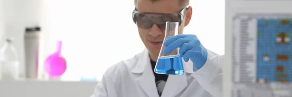 A male chemist holds test tube of glass — Stock Photo, Image