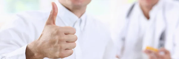 Hombre mostrando signo ok con el pulgar hacia arriba en el médico —  Fotos de Stock