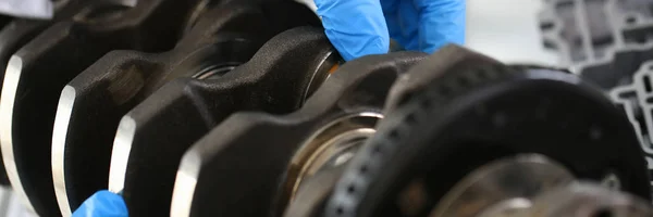 El mecánico del centro de servicio para la reparación del motor considera — Foto de Stock