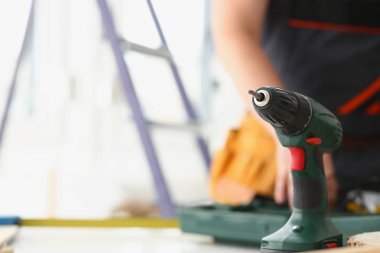 Elektrikli matkap kullanarak alt kollarından