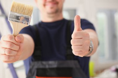 Silah alt boya fırçası tutun