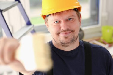 Kol alt tutun fırça closeup gülümseyen