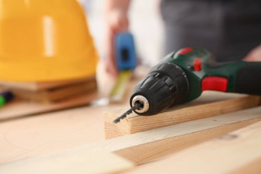 Elektrikli matkap kullanarak alt kollarından