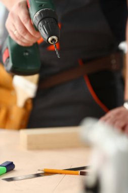 Elektrikli matkap kullanarak alt kollarından