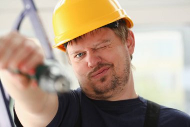 Elektrikli matkap closeup kullanarak alt kollarından