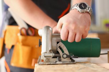 Elektrik kullanarak alt kollarından gördüm