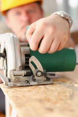 Elektrik kullanarak alt portre gördüm