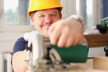 Elektrik kullanarak alt portre gördüm