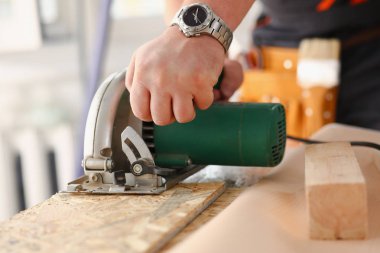 Elektrik kullanarak alt kollarından gördüm