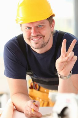 Sarı gülümseyen komik işçi