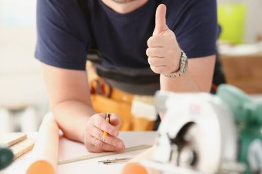 Sarı kask içinde gülümseyen işçi