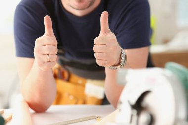 Sarı kask içinde gülümseyen işçi