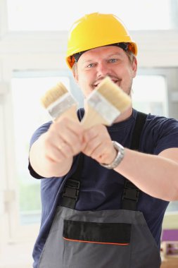 Kol alt tutun fırça closeup gülümseyen