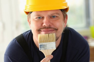 Kol alt tutun fırça closeup gülümseyen