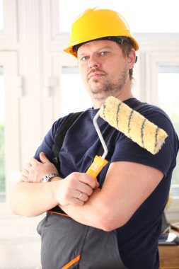 Gülümseyen alt tutun fırça portre