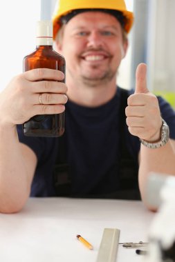 Sarı kask içinde sarhoş alt kol