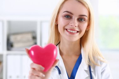 Holding ve kapsayan kadın tıp doktor eller