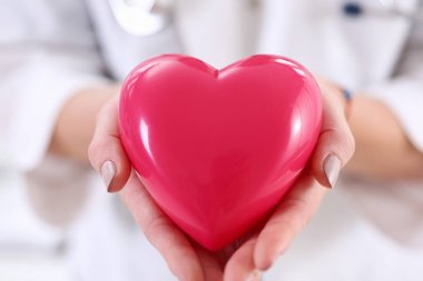Holding ve kapsayan kadın tıp doktor eller