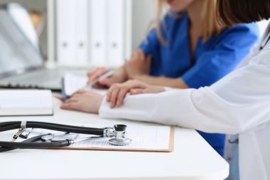 Tıbbi formlarında yalan stetoskop kafa