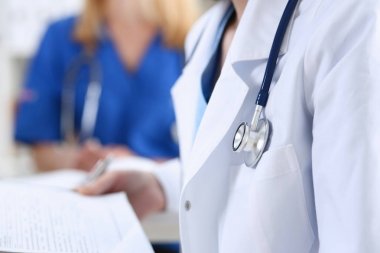 Kadın tıp doktor el holding