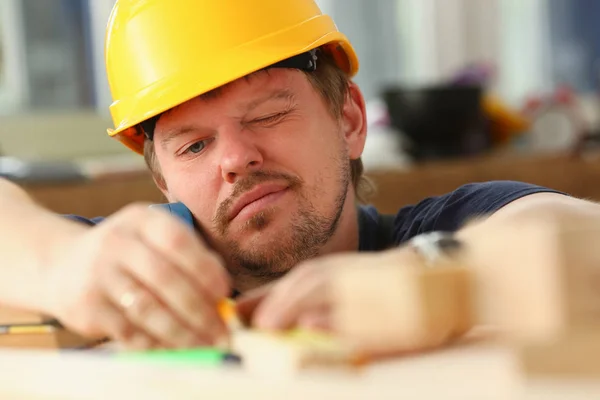 Arme des Arbeiters beim Messen der Holzstange — Stockfoto