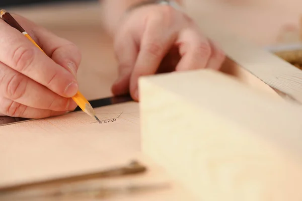 Bracci di lavoratori che misurano barre di legno — Foto Stock