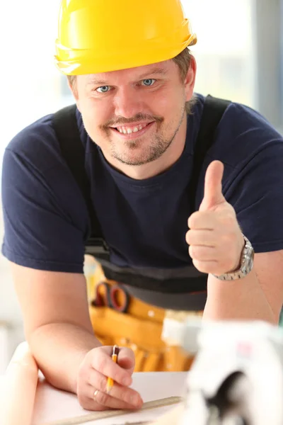 Trabalhador sorridente em capacete amarelo — Fotografia de Stock