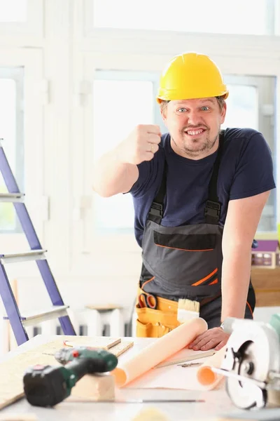 Sorrindo trabalhador engraçado no capacete amarelo — Fotografia de Stock