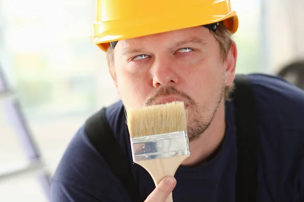Braço de trabalhador sorridente segurar escova — Fotografia de Stock