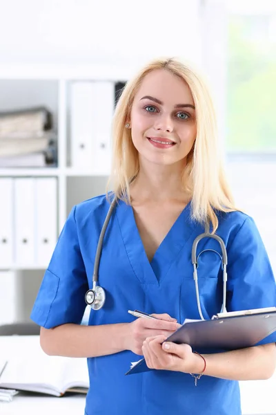 Vackert leende kvinnliga läkare står i office — Stockfoto