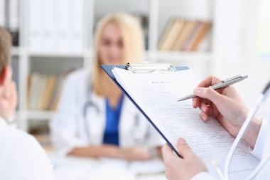 Kadın tıp doktor el holding