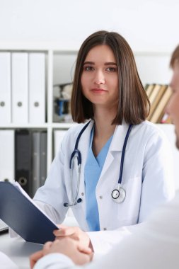 Güzel kadın doktor tutmak gülümseyen