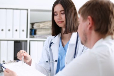 Güzel kadın doktor tutmak gülümseyen