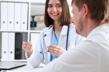 Güzel kadın doktor tutmak gülümseyen