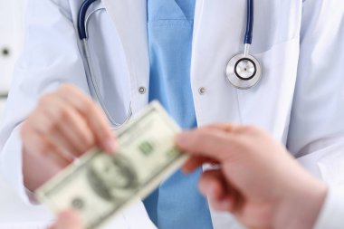 Kadın doktor eller grup içinde tutun