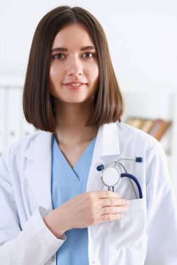 Office tribünde kadın doktor gülümseyen güzel