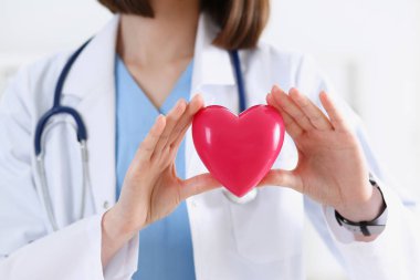 Holding ve kapsayan kadın tıp doktor eller