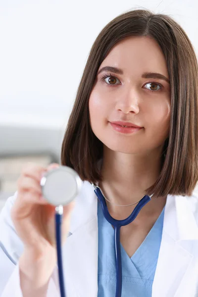 Medicina feminina médico mão segurando — Fotografia de Stock