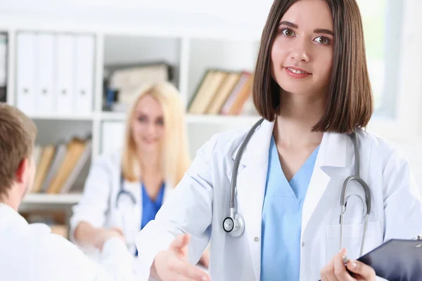 Kvinnliga medicine doktor håll pad och — Stockfoto