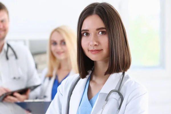 Hermosa mujer sonriente médico de pie en la oficina —  Fotos de Stock