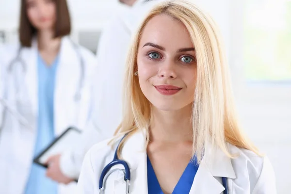 Bonita sorridente feminino médico stand no escritório — Fotografia de Stock