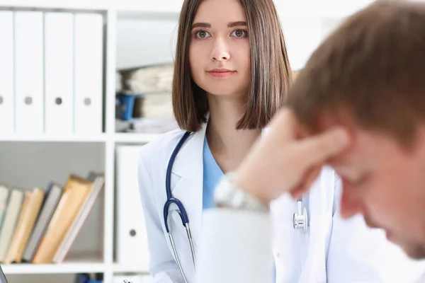 Vänliga kvinnliga läkare hålla patientens axel — Stockfoto