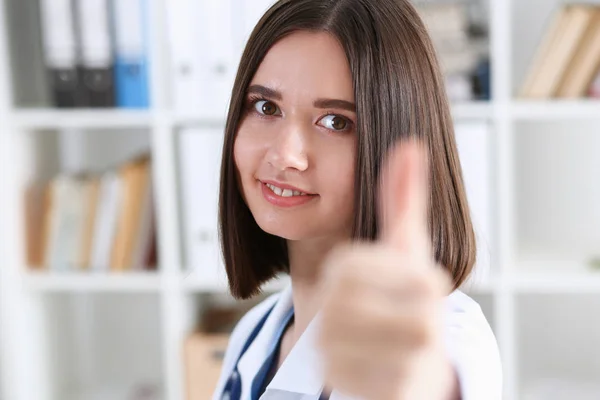 Médica sorridente mostrando sinal OK — Fotografia de Stock