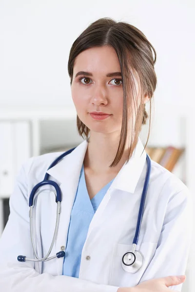 Красива усміхнена жінка-лікар стоїть в офісі — стокове фото