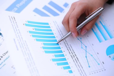 Gümüş kalem elinde tutan işkadını