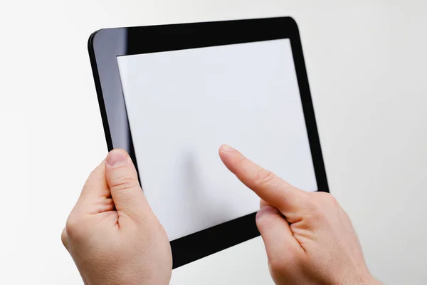 Homem hoding preto tablet quadro na mão — Fotografia de Stock
