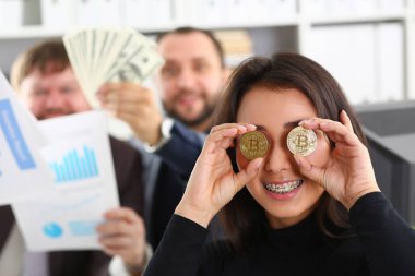 Genç mutlu gülümseyen Çinli kadın Holding
