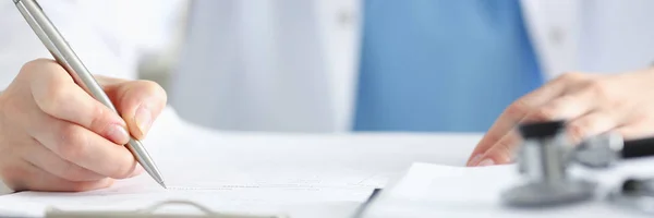 Mujer médico de la mano mantenga pluma de plata — Foto de Stock